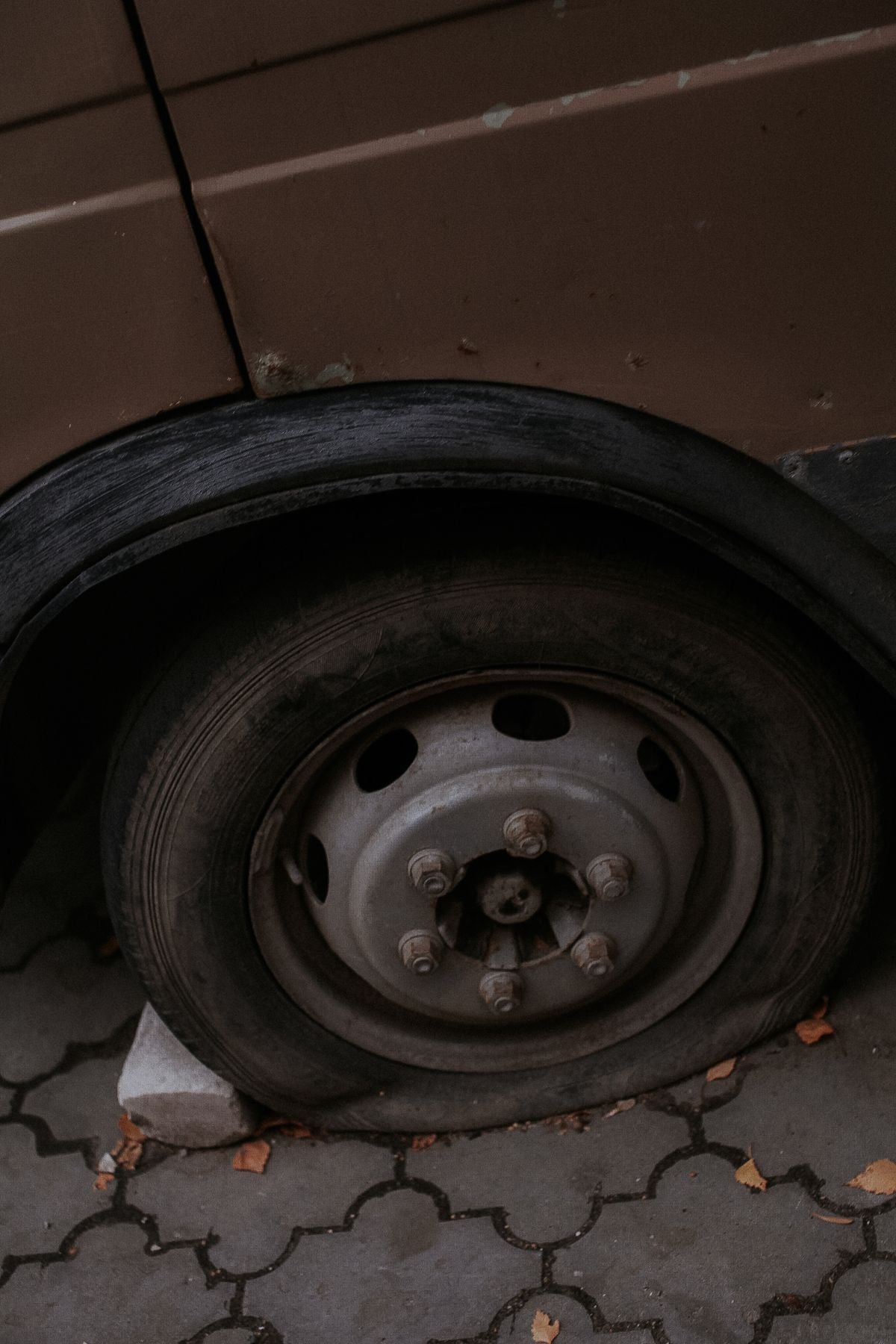 Pannenset oder Notrad: Was du vor der nächsten Fahrt wissen solltest
